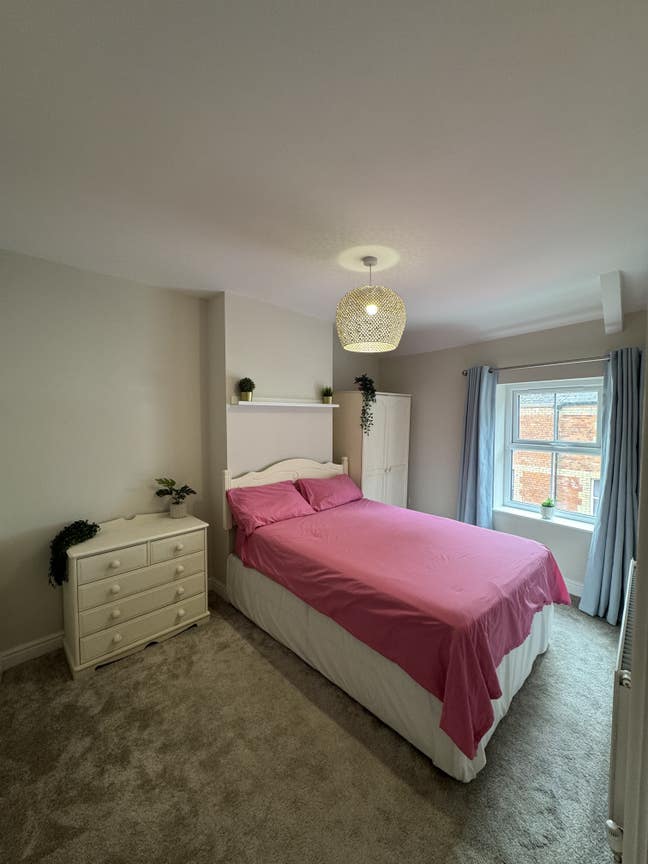 Lovely double bedroom in newly refurbished house Main Photo