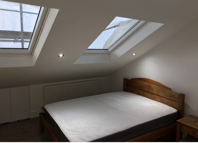 En-suite double room available in a shared house  Main Photo