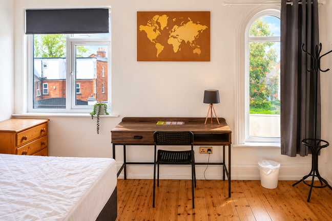 Stunning Large Double Bed room | Central Location Main Photo