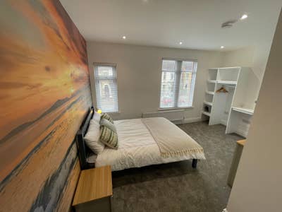 Aldermans Drive En-Suite - Walk to the Station Main Photo