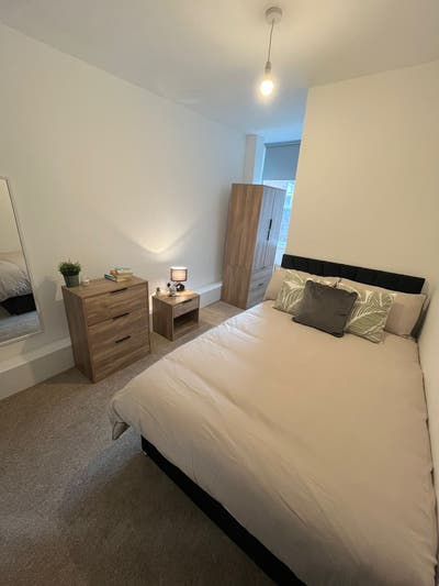 2 Modern Rooms in a Well Maintained House Share Main Photo