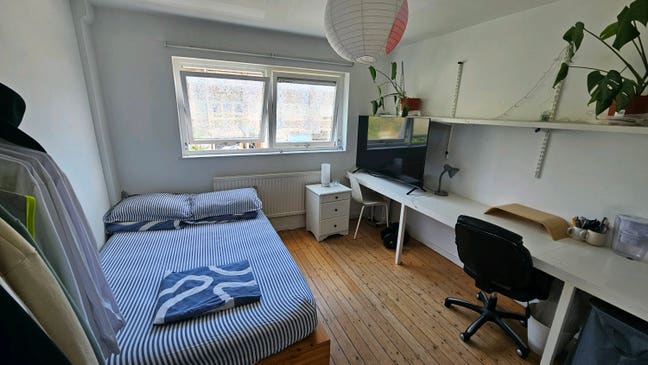 Large Double Room with Parking, Garden & Cleaner Main Photo