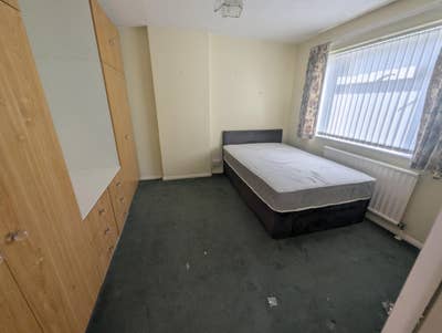 Double room, clean home easy. Furnished Main Photo