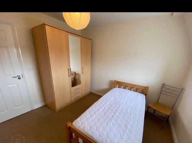Single room available in 3bhk duplex apartment Main Photo