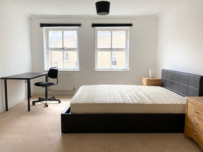 Spacious Ensuite Room-Walk to Town Main Photo