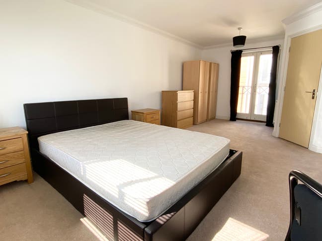 Spacious Ensuite Room-Walk to Town Main Photo