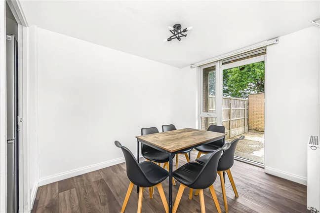 Large 5-Bed House in IG5 – Garden & Parking Main Photo