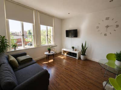 Amazing 2 bed en suite flat for immediate let Main Photo