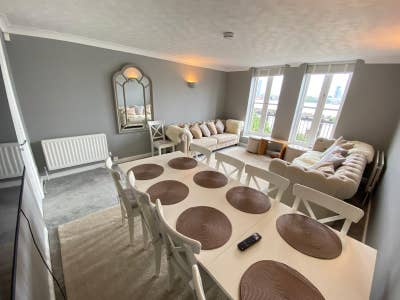  Spacious Double Room| 10 Min to Island Garden DLR Main Photo