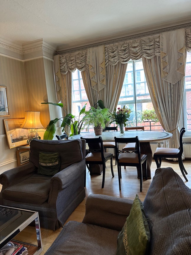 Bright Double Bed Room in a Beautiful Chelsea flat Main Photo