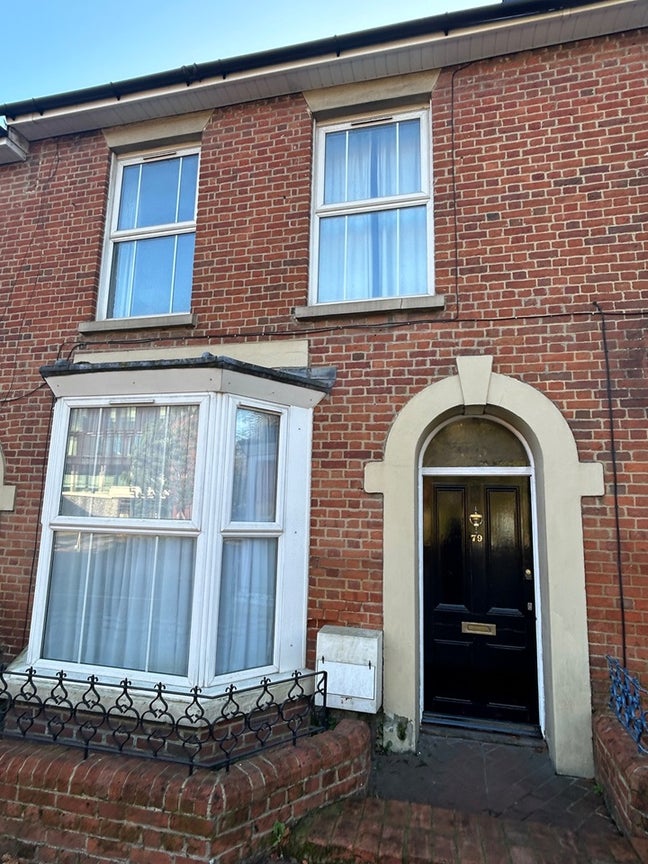 Room in friendly student house opposite Winch Uni Main Photo