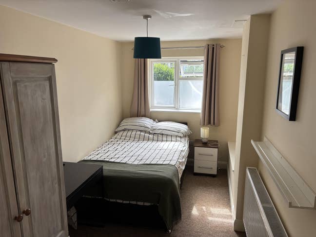 Hurry! Double room & ensuite recently refurbed Main Photo