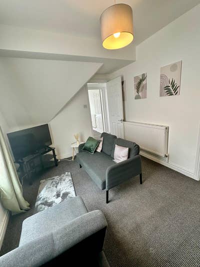 Newly refurbished, furnished two bedroom flat  Main Photo