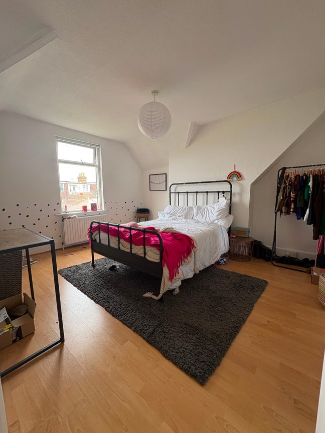 Spacious flatshare - Bromley North Main Photo