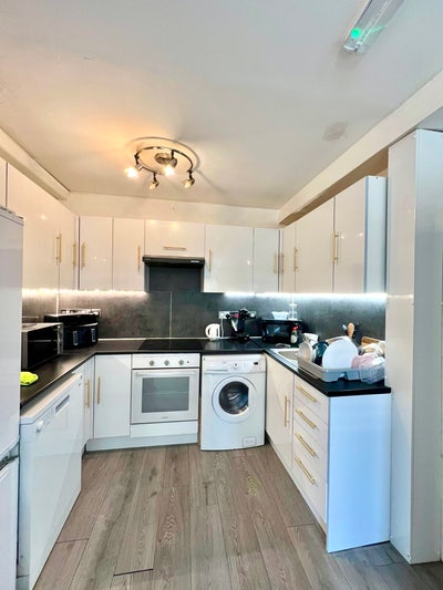 Bright Single Bedroom Available!!! Main Photo
