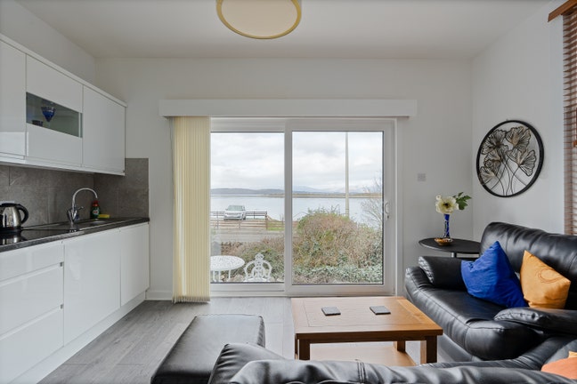 Stylish one bedroom apartment with sea views Main Photo