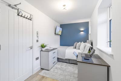 📍 Brand New Ensuite Bedroom - close to station Main Photo