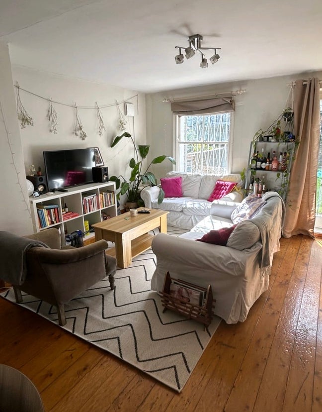 Double room available in a lovely garden flat!  Main Photo