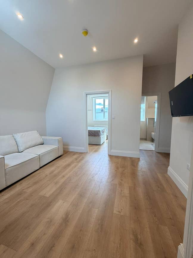 Penhouse Style Flat in New Refurbished 6 Bed House Main Photo