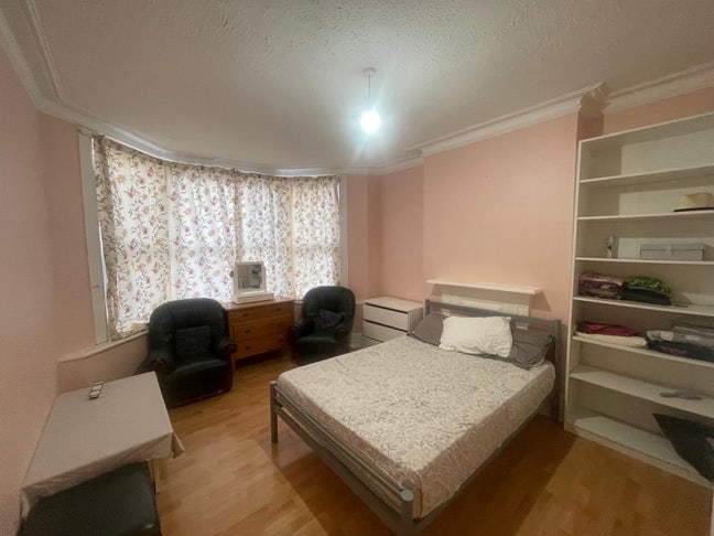 Stylish 2-Bedroom Flat near Willesden bus Garage  Main Photo