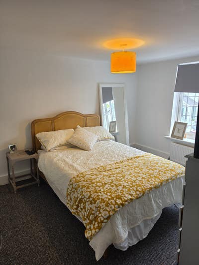 Bright Double Room – 10–15 mins to town & station  Main Photo