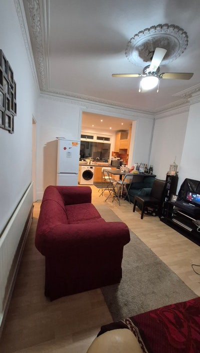 Spacious room in a Shared House Main Photo