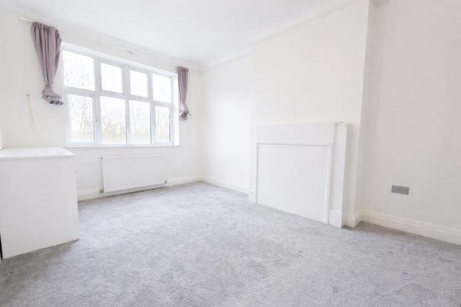 Whole 2 Bedroom Property in Cricklewood Available! Main Photo