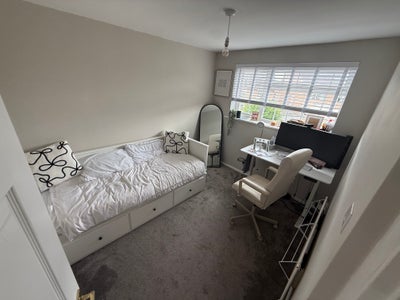 Double room in spacious 3 bedroom detached house Main Photo