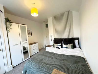 Stylish Double Room - Short Walk to Centre (3HR) Main Photo