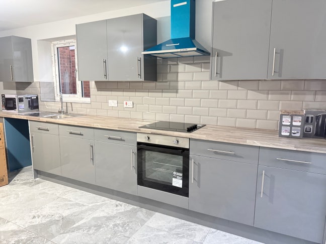 Brand New 5 Bedroom House Share Available  Main Photo