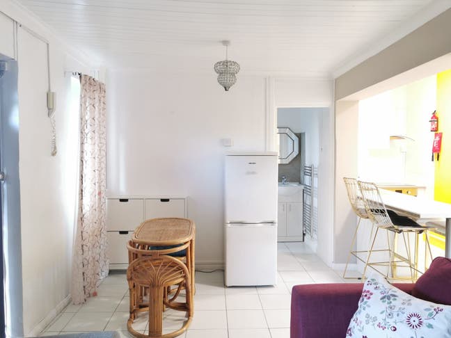 Modern 2 Bed flat, bills excluded Main Photo