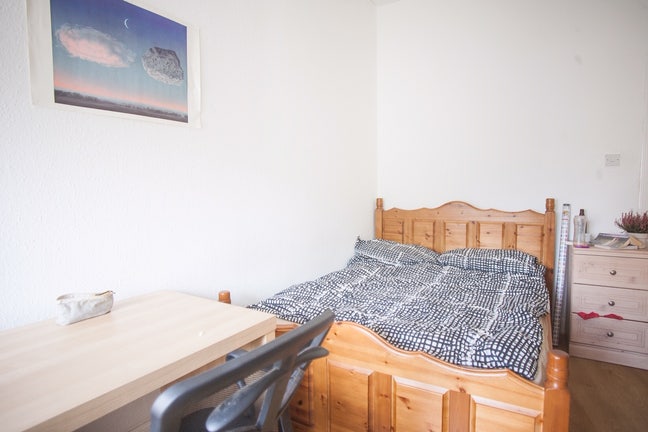 Double Bedroom in Trendy West End Student Flat Main Photo