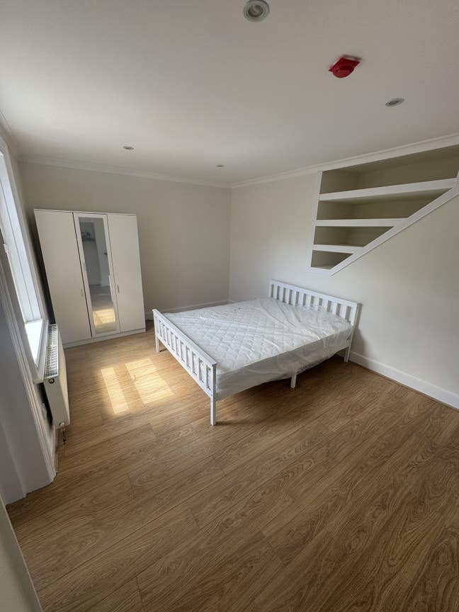 Newly refurbished En-suite rooms-All bill included Main Photo