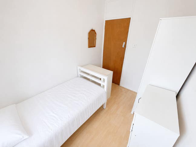 5 Rooms in a House + All Bills Included Main Photo