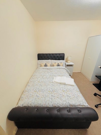Double room in Newly refurbished house Near QE/UoB Main Photo