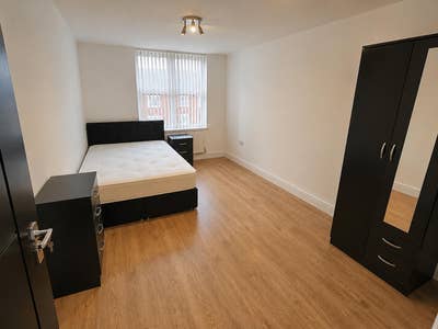 4 Newly Refurbished Rooms Available - Female House Main Photo