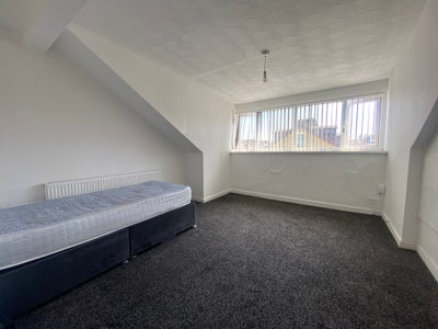 Beautiful Room in Burley LS4 Available Now Main Photo