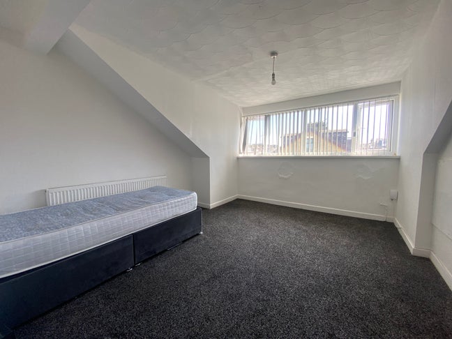 Beautiful Room in Burley LS4 Available Now Main Photo