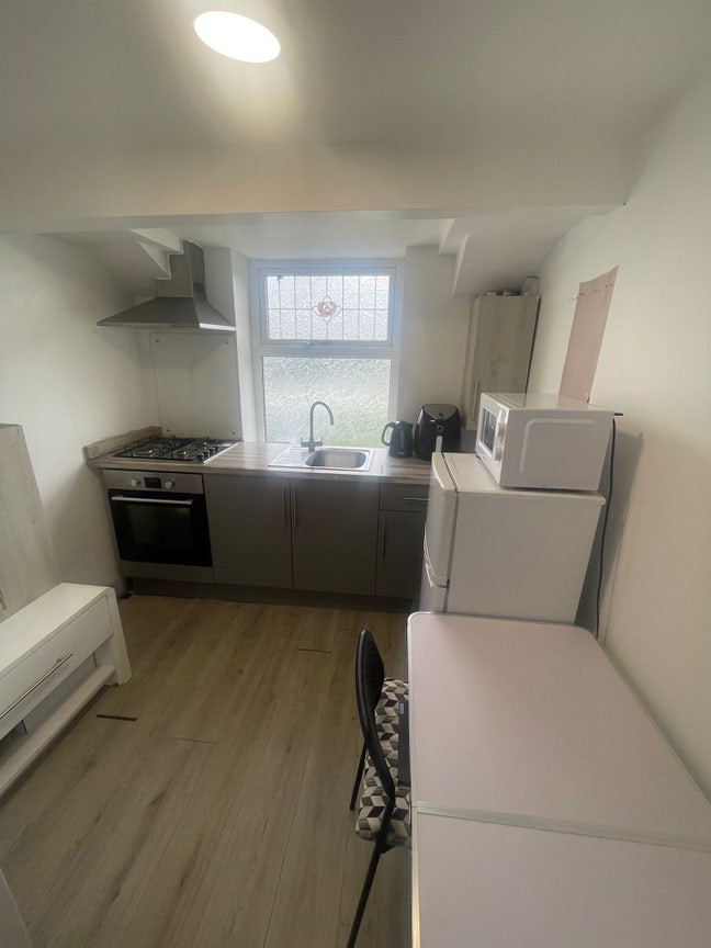 STUDIO room &pound;650 or &pound;400 included bills  Main Photo