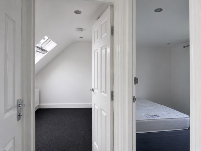 Private floor- 2 Rooms + Private WC (bills inc) Main Photo