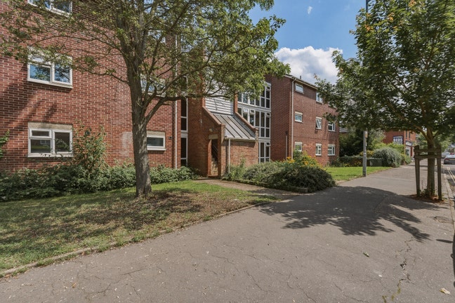 Beautifully Renovated Three-Bedroom Flat Close to  Main Photo