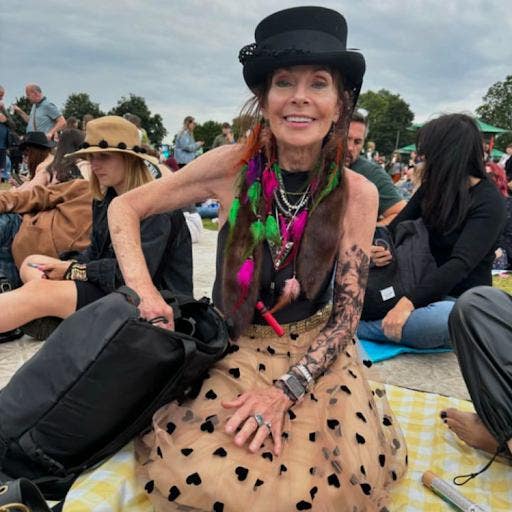50 year old Female seeks a double room Main Photo