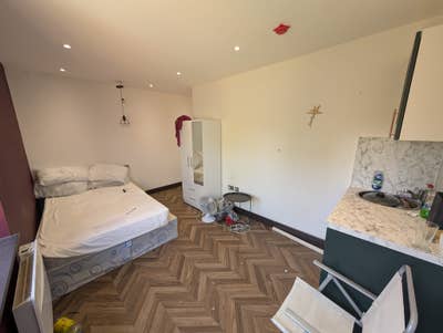 Spacious En-suite studio Universal Credit accepted Main Photo