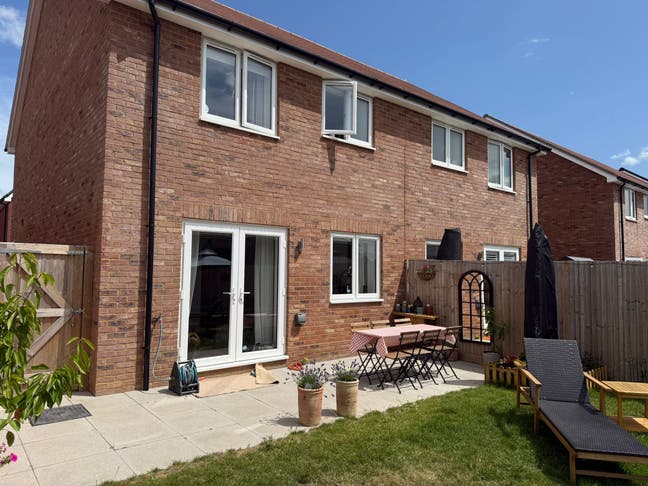 Spacious Double Room in a new built house  Main Photo