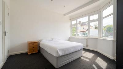 Furnished Ensuite Double Room in Ilford IG6 Main Photo