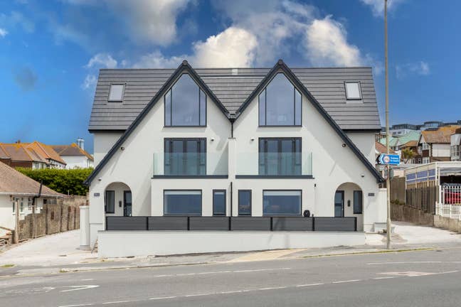 2 Bed Flat by the coast Main Photo