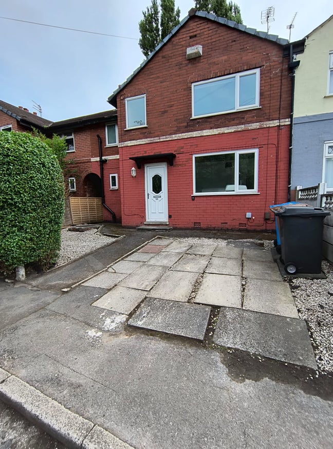 Prof 4 Bed/3 Bath. Only &pound;300 Deposit. Avail Now! Main Photo
