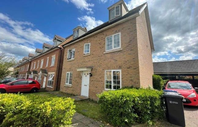 Large Top Floor Double Room | All Bills Included  Main Photo