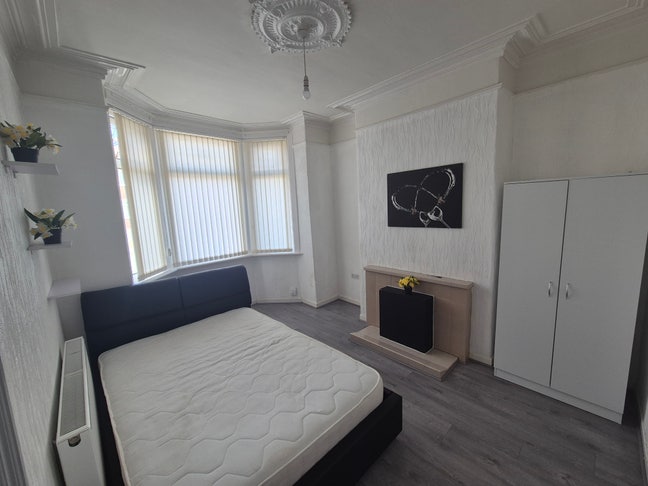 Spacious rooms clean, furnished & ready to move in Main Photo