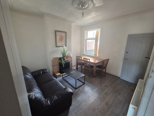 Large Spacious House, Tidy & Clean Salford ( M6 ) Main Photo